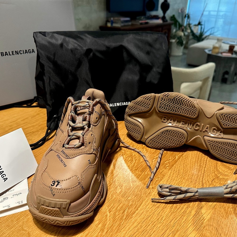 BALENCIAGA - WOMEN'S TRIPLE S CLEAR SOLE SNEAKER IN TAN COLOR, Size 37 (7)